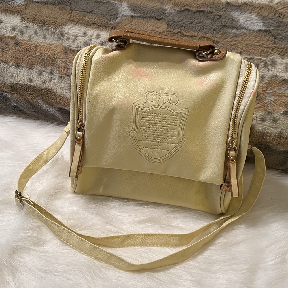 Cream purse. No Brand tag.